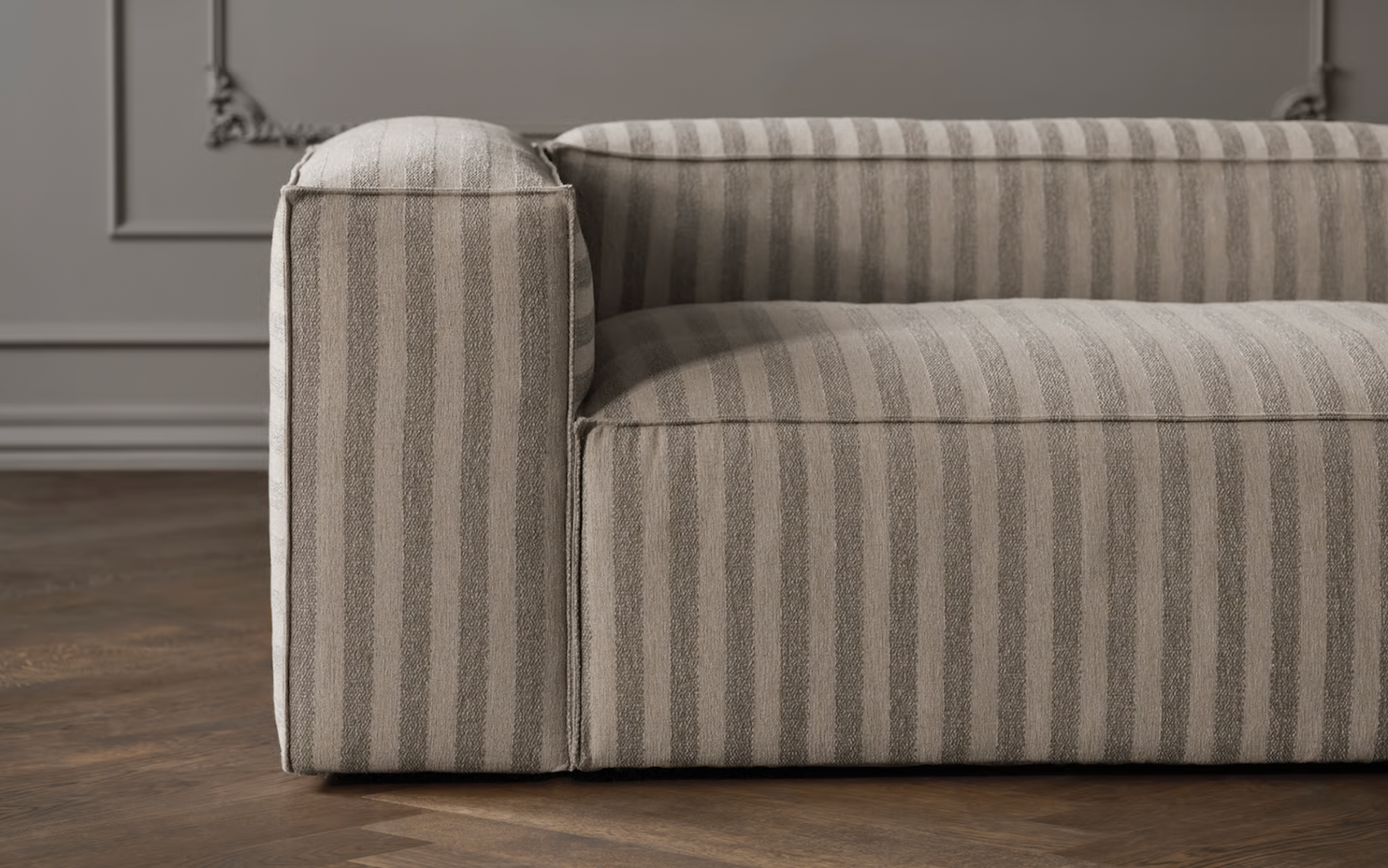 Närbild på randig soffa i beige toner