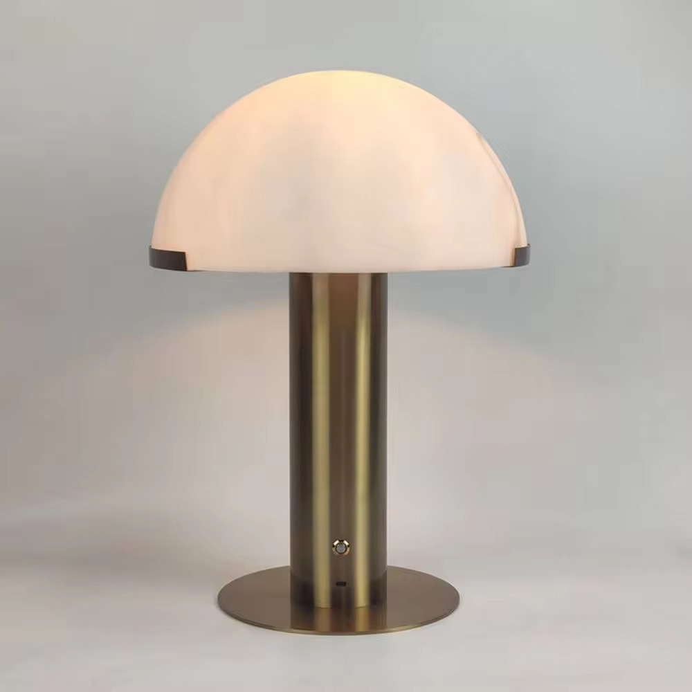 Bordslampa med halvrund skärm i ljus sten och mässingsfot