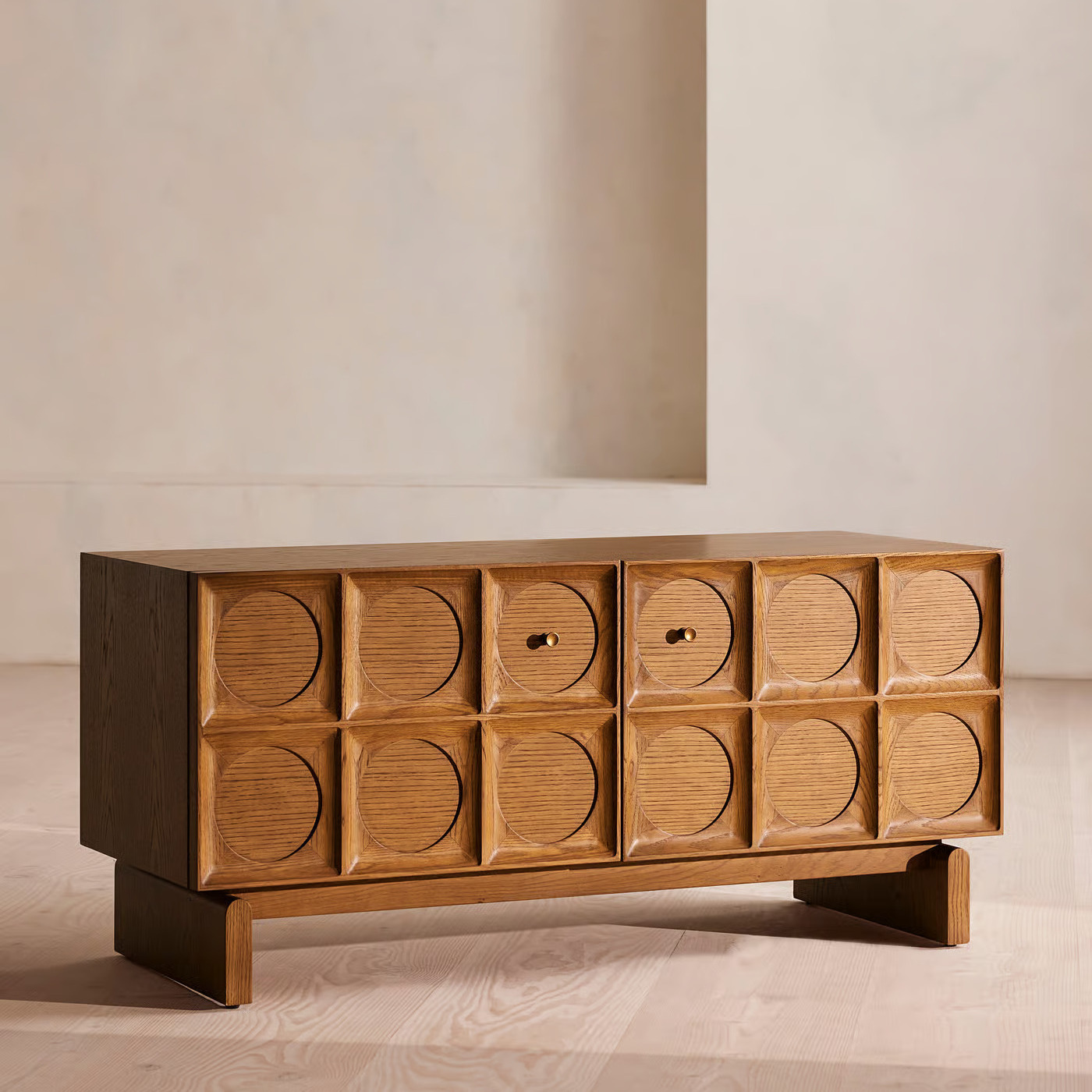 Ekfärgat sideboard med grafisk front och små knoppar